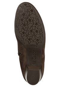 Sole in cuoio marrone con motivo a trama a stella, etichettata con "Gabor" e "Latex". Il tacco è testurizzato e leggermente rialzato.