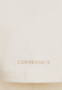 Converse COLLEGIATE CREST TEE - Majica kratkih rukava s printom - natural ivory