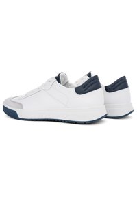 Weiße Ledersneaker mit marineblauen Akzenten, runder Form, strukturierten Paneelen, Schnürsenkeln und einer stabilen Gummisohle mit konturiertem Design.