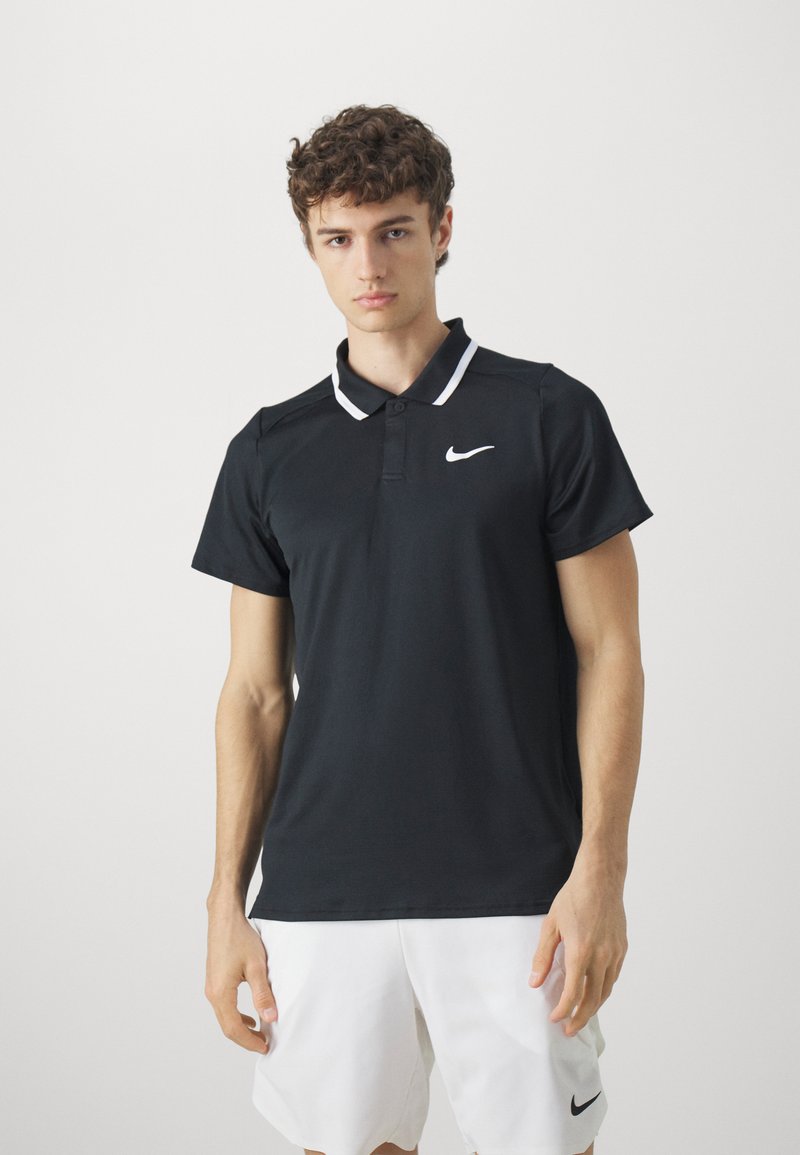 Juodas Nike trumpas rankovė polo marškinėliai su klasikinio tipo apykakle, baltais akcentais ir logotipu kairėje krūtinėje. Lygus audinys su prigludusia forma.