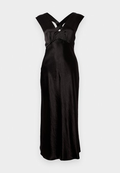 Μαύρο σατέν φόρεμα με σχέδιο μέχρι το πάτωμα, που διαθέτει V-λαιμόκοψη με διασταυρούμενα κοψίματα και φαρδιά τιράντες. Λείο ύφασμα και ελάχιστοι λεπτομέρειες.