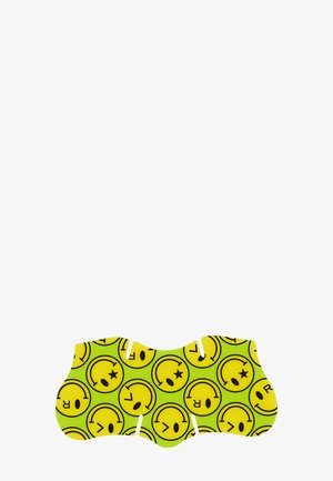 Coussin de cou jaune vif et vert avec des visages souriants qui clignent de l'œil, portant un patch sur l'œil et une étoile en forme d'œil répétée.