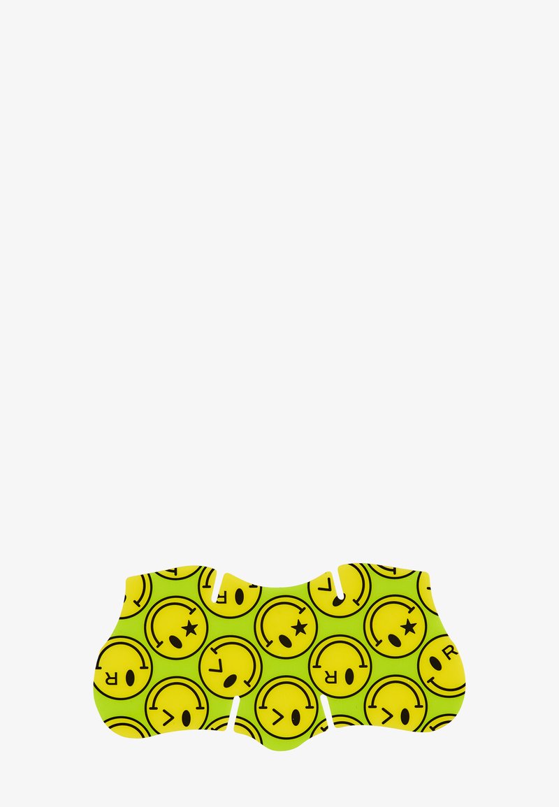 Almohada de cuello en colores amarillo brillante y verde con caritas sonrientes guiñando un ojo, que llevan un parche en el ojo y un ojo en forma de estrella, repetidas.