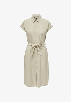 Beige knoopjurk van lichtgewicht stof met korte mouwen, twee borstzakken en een strikceintuur. Glad textuur, ontspannen pasvorm.