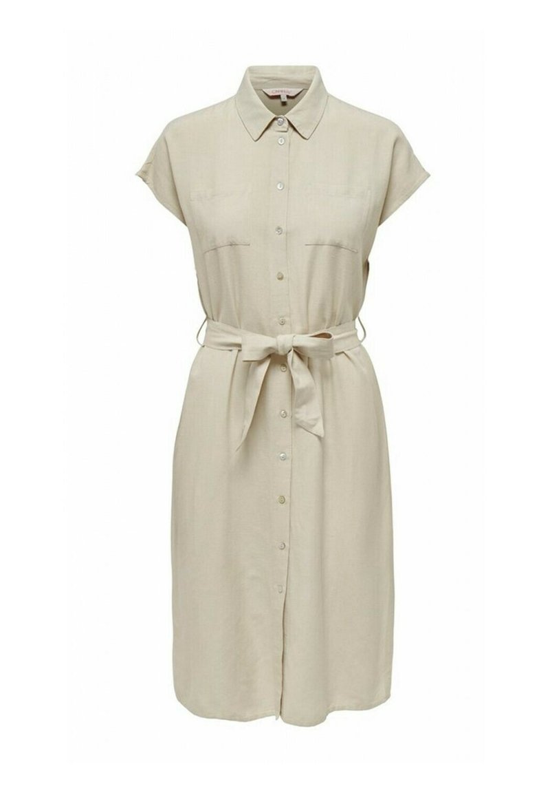 Beżowa sukienka zapinana na guziki, wykonana z lekkiego materiału, z krótkimi rękawami, dwiema kieszeniami na piersi i wiązanym paskiem w talii. Gładka tekstura, luźny krój.