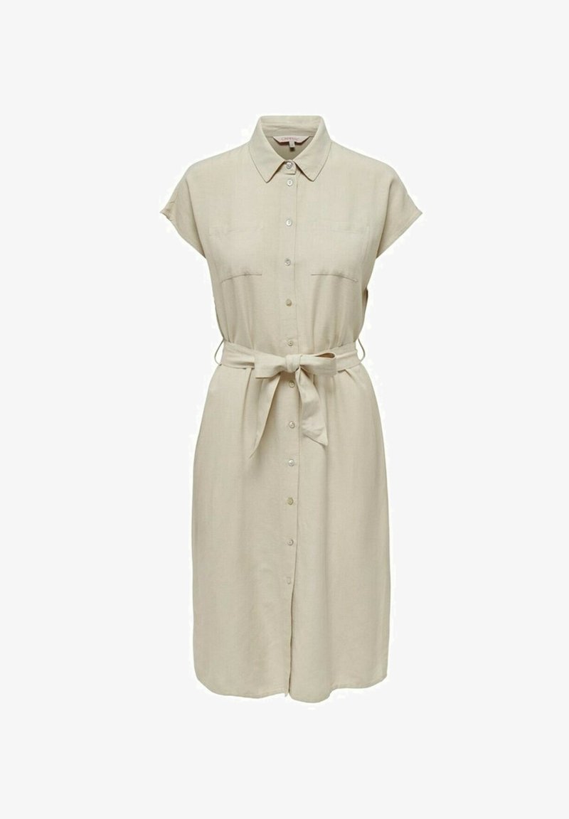 Beżowa sukienka zapinana na guziki, wykonana z lekkiego materiału, z krótkimi rękawami, dwiema kieszeniami na piersi i wiązanym paskiem w talii. Gładka tekstura, luźny krój.