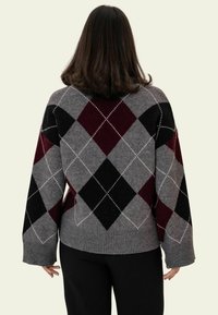 Grauer Pullover mit einem Rautenmuster in Burgund-, Schwarz- und Grautönen, mit geripptem Saum und fallenden Schultern.