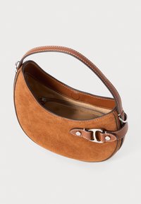 Brūna zamša rokassomi ar izliektu formu, kas aprīkota ar brūnu ādas siksnu un sudraba furnitūru. Iekšpusē ir rāvējslēdzēja nodalījums.