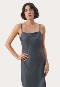 Rochie din satin, de culoare gri închis, cu bretele subțiri și decolteu pătrat, având un model texturat subtil pe întreaga țesătură.