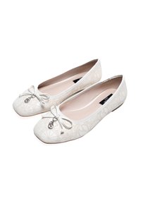 Ballerine bianche con un motivo geometrico, esterno in tessuto, suole piatte e un piccolo fiocco decorativo su ogni scarpa, con un dettaglio a charm.