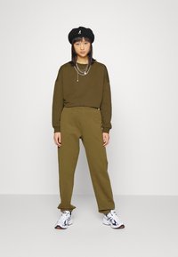 Vero Moda Petite VMOCTAVIA CREW PANT SET - Camisola - dark olive