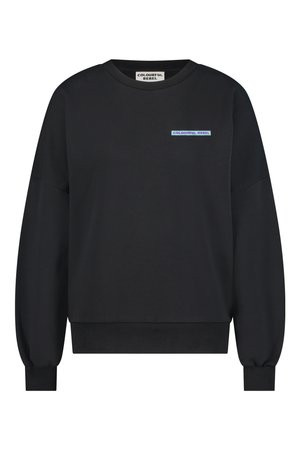 Zwarte sweatshirt gemaakt van zachte stof, met een ronde hals, lange mouwen en een klein blauw logo op de borst. Geribde manchetten en onderrand.