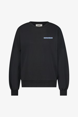 Zwarte sweatshirt gemaakt van zachte stof, met een ronde hals, lange mouwen en een klein blauw logo op de borst. Geribde manchetten en onderrand.