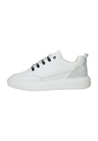 Witte sneaker met een glad leren bovenwerk, grijze suède accenten, zwarte veters en een dikke witte tussenzool. Bevat minimale stikseldetails.