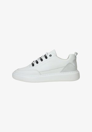 Witte sneaker met een glad leren bovenwerk, grijze suède accenten, zwarte veters en een dikke witte tussenzool. Bevat minimale stikseldetails.