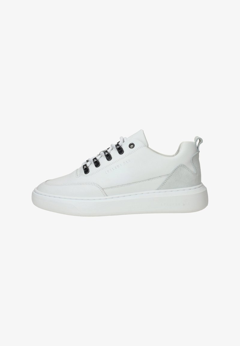 Witte sneaker met een glad leren bovenwerk, grijze suède accenten, zwarte veters en een dikke witte tussenzool. Bevat minimale stikseldetails.