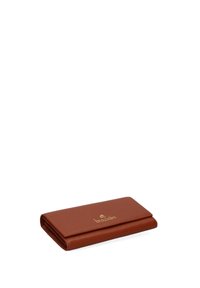 Portafoglio in pelle marrone testurizzata con logo in rilievo dorato, caratterizzato da un design piegato slim e bordi arrotondati. Compatto e funzionale.