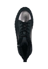 Schwarzer und metallicgrauer Schnürwinterstiefel mit dickem Profilsohle und schwarzem Kunstfellfutter um den Knöchel.