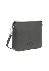 Grå läderväska med tvärrem och texturerad yta, utrustad med dragkedjestängning, justerbar rem och en präglad logotyp på framsidan.