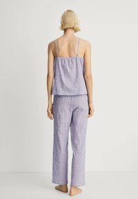 Lichtpaarse, lichtgewicht pyjama-set met een top met spaghettibandjes en een gathered rug, en straight-leg broek met een gestreepte textuur.