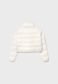 Kraftigt vit pufferjacka, med horisontell quiltning och hög krage. Slät, lättviktig tyg utan synlig hårdvara.