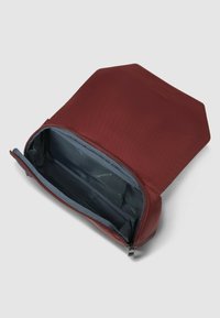 Bolso rojo con textura y cierre de cremallera, con un interior gris. El diseño es rectangular con apertura superior y esquinas angulares para un estilo adicional.