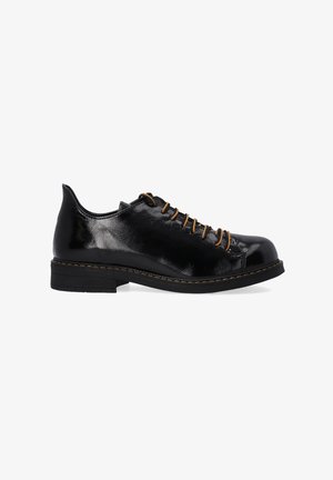 Schwarzer Lederschuh mit glänzendem Finish, ausgestattet mit braunen Schnürsenkeln, runder Zehenpartie und einer niedrigen, strukturierten Gummisohle.