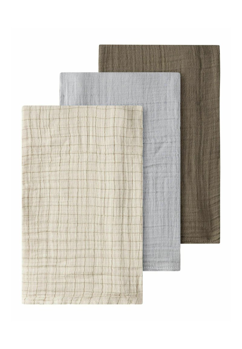 Zestaw trzech próbek tkaniny bawełnianej o różnej fakturze w kolorze beżowym, jasnoniebieskim i ciemnooliwkowym, z wzorem w kratkę i surowymi brzegami.