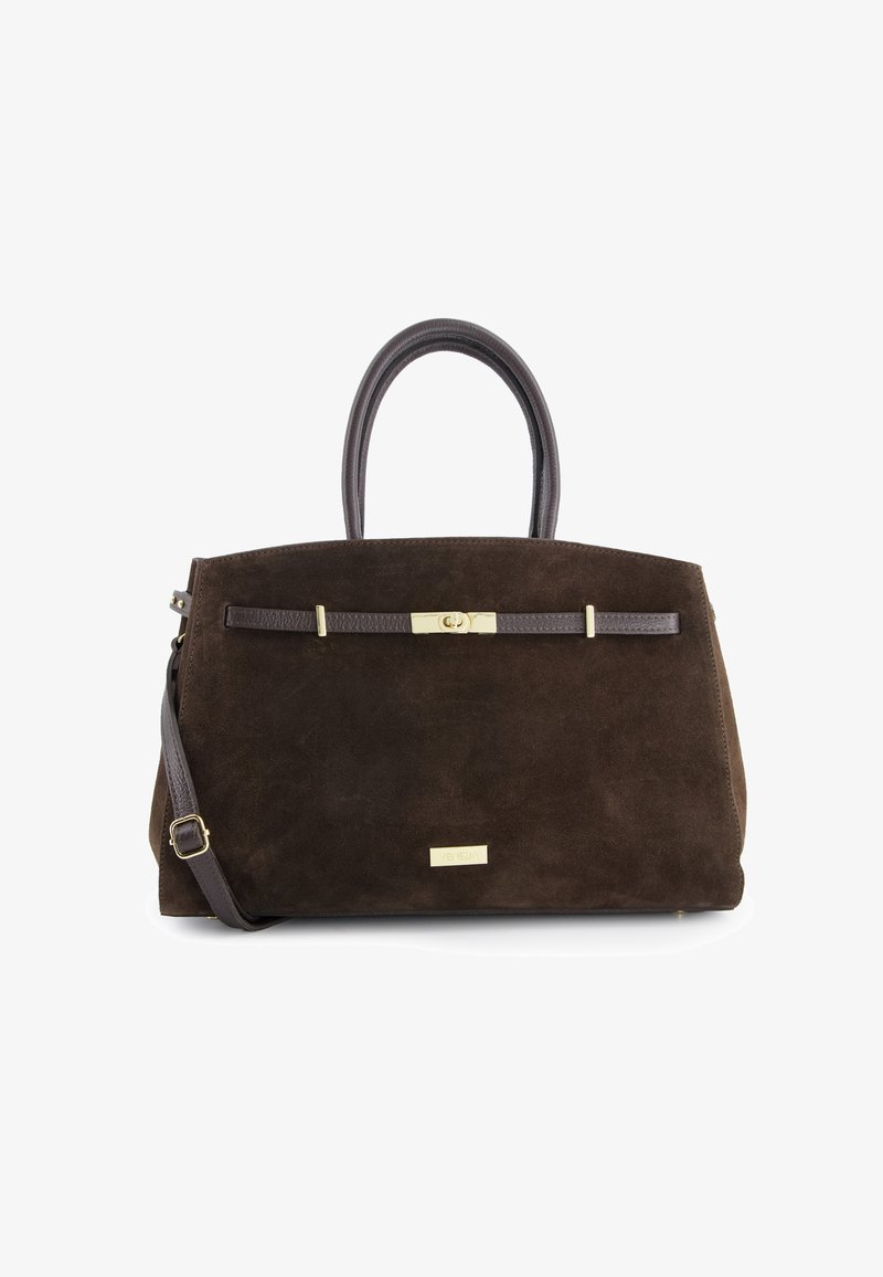 Bruine suède handtas met dubbele handvatten, een afneembare schouderriem, gouden beslag en een horizontale leren band over de voorkant.