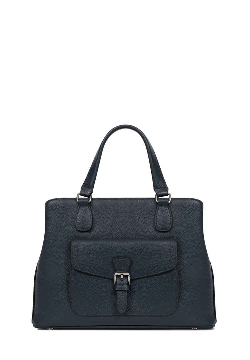 Borsa a mano in pelle blu navy con finitura testurizzata. Presenta una tasca frontale con dettaglio a fibbia e doppi manici superiori. Forma quadrata, design strutturato.