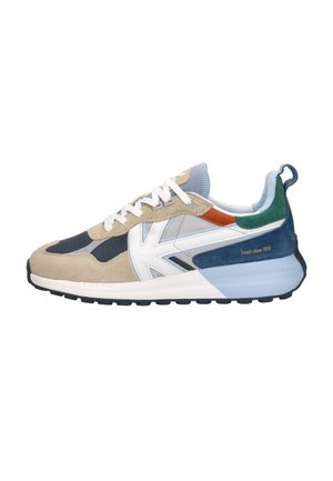 Niedriger Sneaker mit beigem Wildleder, blauem Mesh, weißem Seitenlogo, grünen und orangefarbenen Akzenten, hellblauem Fersenbereich und schwarzer Gummisohle.
