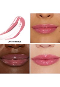 Lippenbalsem in een roze tint met een romige textuur. Drie paar lippen worden getoond: lichte, medium en donkere tinten, elk met een glanzende afwerking.