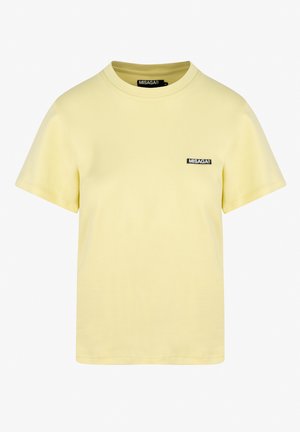 Lichtgele katoenen t-shirt met een ronde halslijn en korte mouwen, voorzien van een klein zwart label op de linkerborst. Soepele textuur.