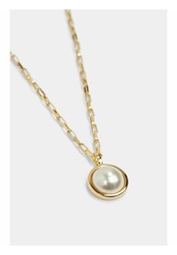 Collier en chaîne dorée avec un pendentif en perle ronde encadré d'un sertissage en or. Les maillons de la chaîne sont allongés et rectangulaires.