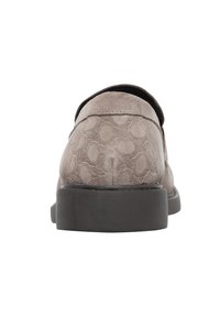 Grijze suède schoen met een gestructureerd patroon, ronde neus en een zwarte rubberen zool. Ontworpen met een low-profile silhouet.