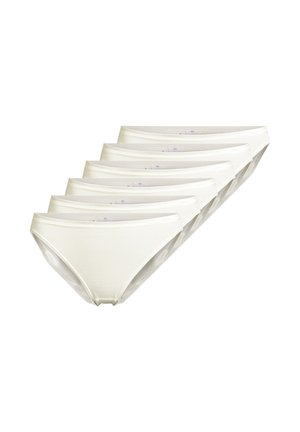 Cinque paia di mutandine bianche semplici in cotone da donna, disposte a pila sfalsata su uno sfondo bianco.