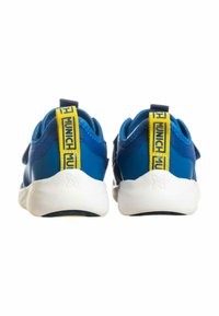 Le scarpe sportive blu presentano una tomaia in sintetico liscio, una suola bianca e una linguetta gialla con il marchio per facilitarne l'indossamento.