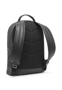 Černý batoh s texturovaným designem a vzorem ve tvaru šípu, koženými akcenty a nastavitelnými popruhy. Obsahuje rukojeť na vrchu pro snadné nošení.