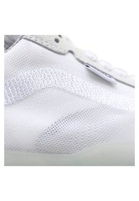 Zapatilla blanca con parte superior de malla con detalles texturizados, acentos de cuero suave y suela de goma translúcida, enfatizando un diseño moderno.