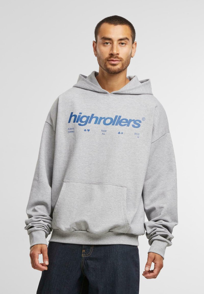 Szürke pamut kapucnis felső, nagy kék "highrollers" logóval. Elöl zsebe van, széles ujjai vannak, és húzózsinóros kapucnival rendelkezik.