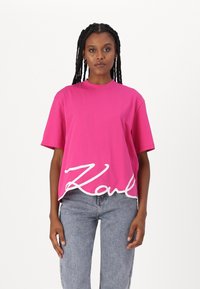 KARL LAGERFELD OVERSIZED SIGNATURE HEM - T-shirts - very berry