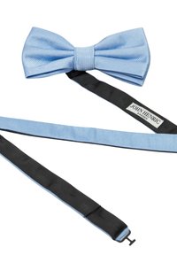 Ljusblå satinfluga som redan är knuten, med justerbart svart band och etikett "John Henric Sweden" på bandet.