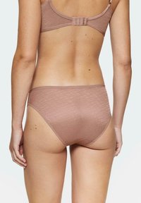 Brązowe bawełniane majtki bikini o teksturowanej powierzchni z delikatnym wzorem, w średnim stanie, z elastycznym pasem w talii. Regulowane zapięcie na hak w biustonoszu.