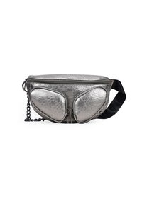 Bolso bandolera de cuero plateado con una forma redondeada, acabado texturizado, dos bolsillos frontales con cremallera y una correa ajustable negra.