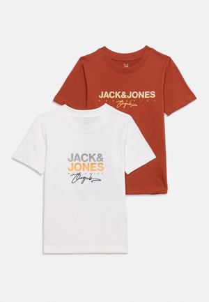 Dos camisetas de manga corta con cuello redondo, una blanca y una color óxido, ambas con el logotipo "JACK & JONES" y texto característico en el frente.