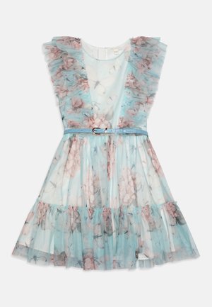 Abito in tulle floreale con maniche a volant, dotato di una cintura blu chiaro. Colori pastello morbidi di rosa e blu, design a strati con gonna a balze.