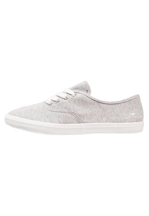 Jasnoszary casualowy sneaker z białymi sznurowadłami i białą gumową podeszwą, pokazany z boku na białym tle.
