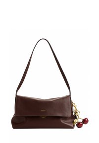 Sac à bandoulière en cuir marron foncé avec une fermeture dorée et un pendentif en forme de cerise doré et rouge fixé sur le côté.