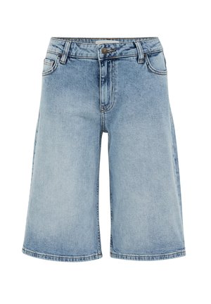 Šviesiai mėlyni džinsiniai šortai iki kelių su priekiniais mygtukais, užtrauktuku, diržo kilpelėmis ir penkių kišenių dizainu.