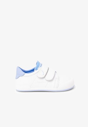 Weißer Kindersneaker mit hellblauen Akzenten, zwei Klettverschlüssen und gepolstertem Kragen, seitlich auf weißem Hintergrund dargestellt.